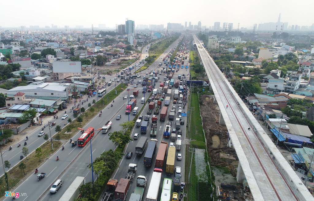 Xe cộ đặc kín trên xa lộ Hà Nội ngày cuối năm